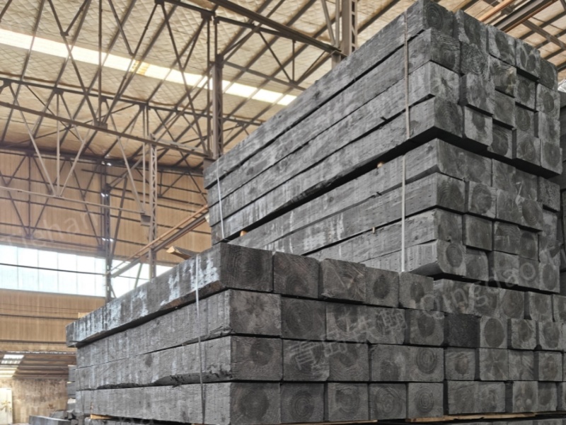 What should be noted when stacking anti-corrosion sleepers that are not afraid of this or that?