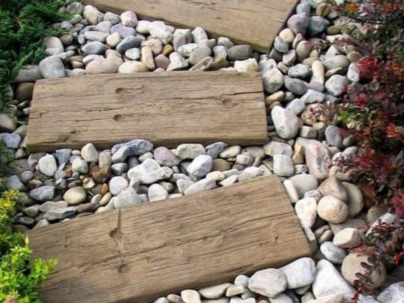 Why are all the sleepers in the garden made of wood instead of cement？