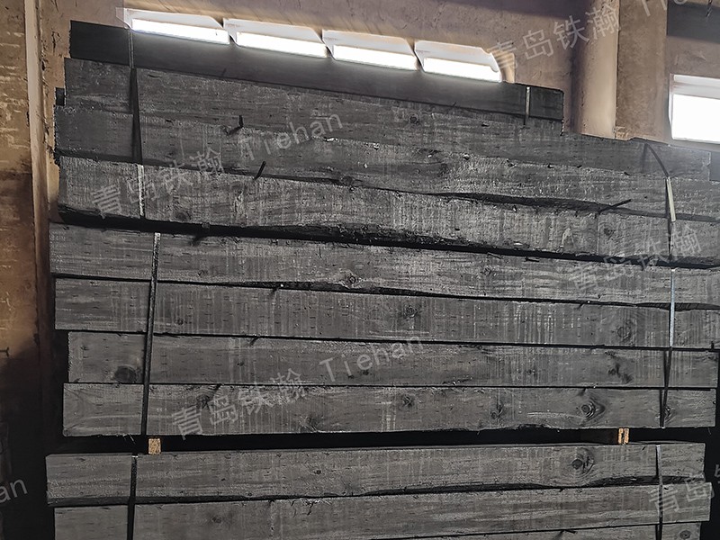 Wooden sleepers are the most peace of mind for road maintenance workers: one for another when damaged, and the nailing position can be moved at the site